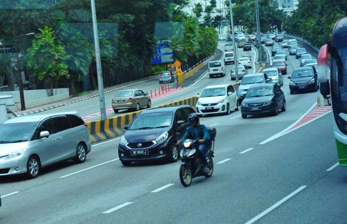 馬路上的摩托車主像賽手，汽車避讓人提醒 去這些國家請注意安全